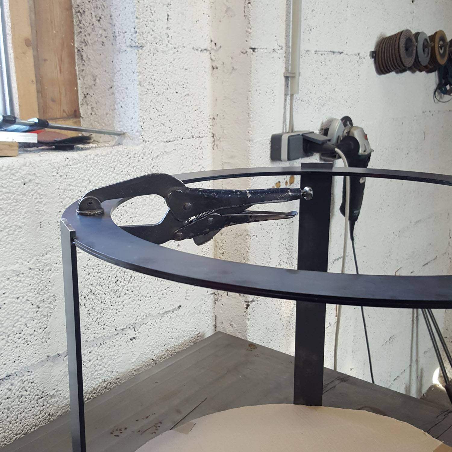 Stahltisch Eisen Design Tisch draussen im Freien