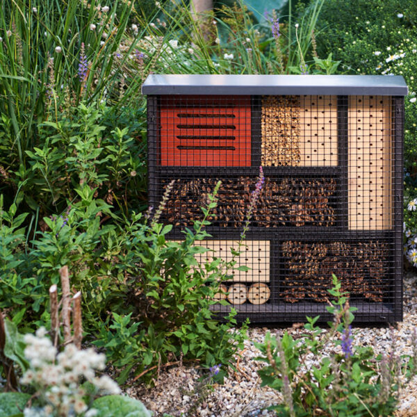 Insektenhaus modern österreich design petra stelzmüller holz draht mondrian