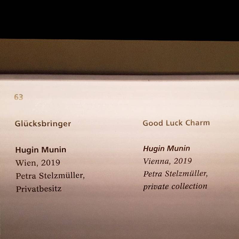 KHM Petra Stelzmueller Anhänger Talisman Hugin Munin Leder öffentlich